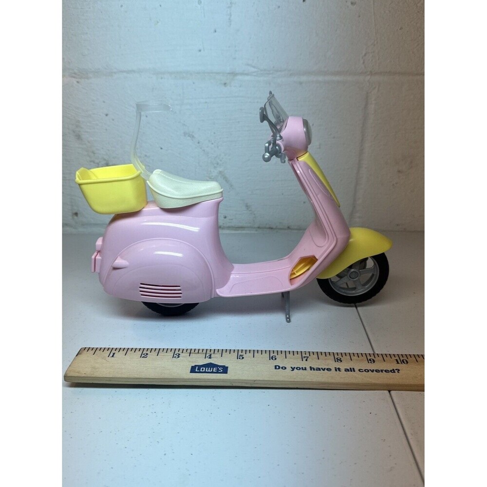2016 Barbie Vespa Scooter Pink & Yellow DVX56 Mattel - Picture 2 of 8